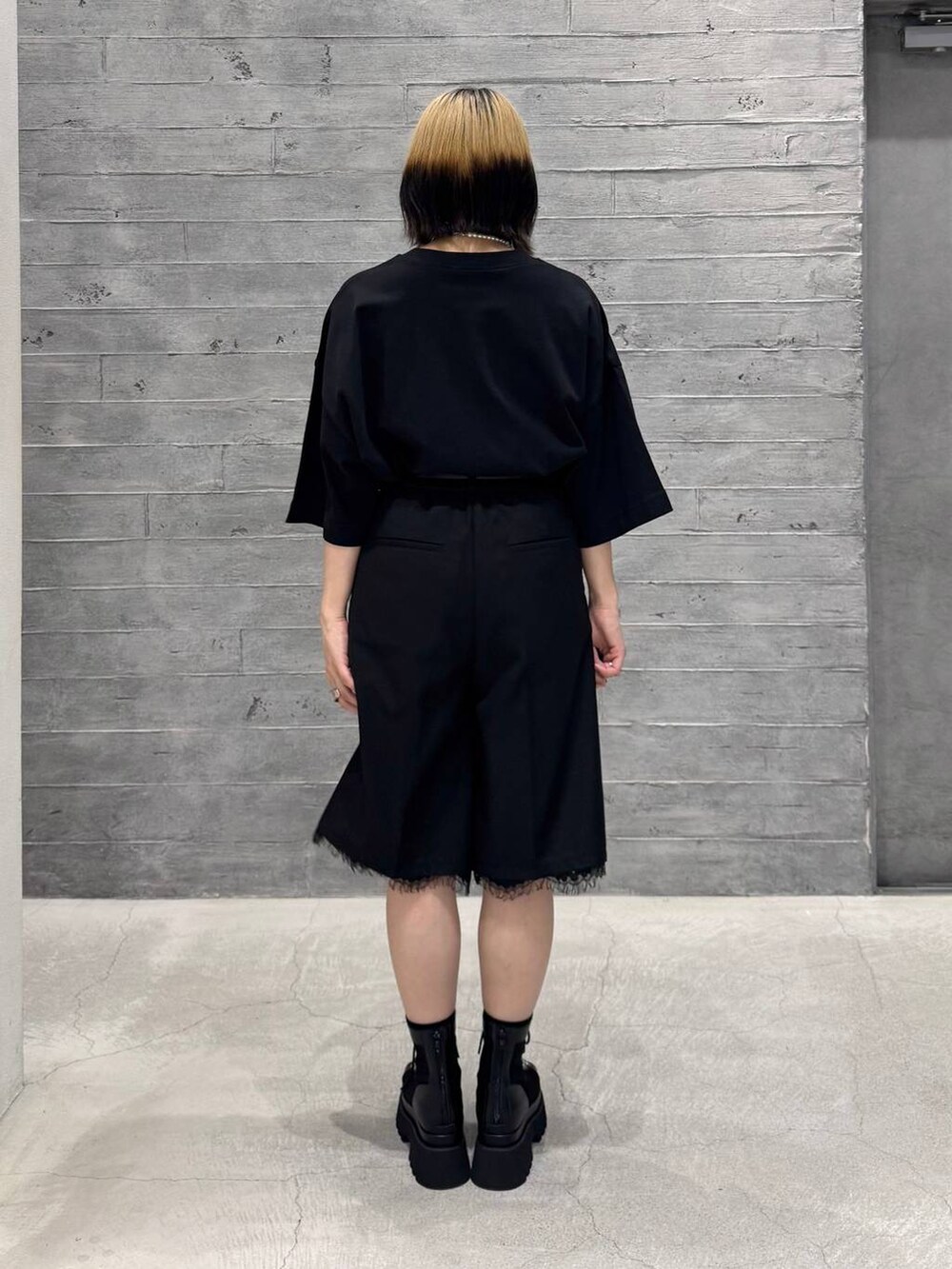 ブラック系のサンダル、ブラック系のTシャツ/カットソー、ブラック系のその他パンツを着用したレディースの夏コーディネートの5枚目の写真