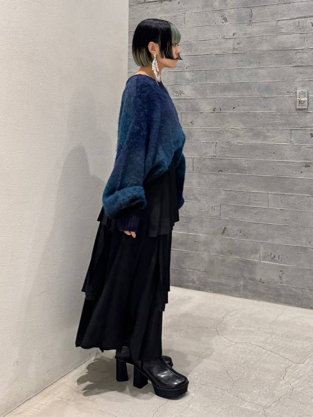 「低身長、モード、個性派、骨格ストレート、体型カバー、高見え、モテ、HARE、着痩せ・細見え、大人カジュアル、ニット、スカート」｜「HAREのパールリボンピアス(HAERE)（ピアス（両耳用）、シルバー系）」を使った、かのんさん（レディース・149cm）の冬コーディネートの4枚目の写真