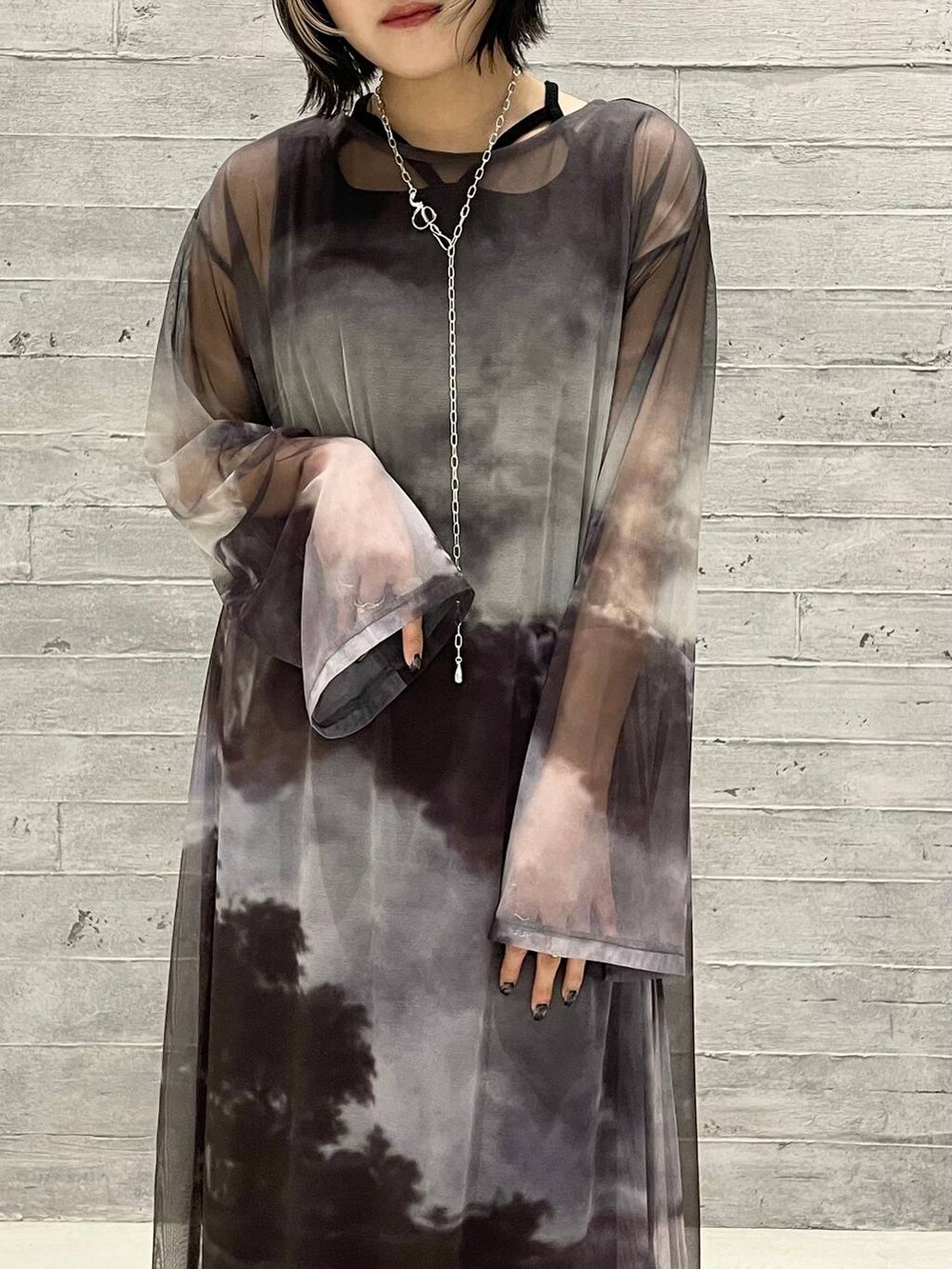 ブラック系のタンクトップ、ブラック系のパンプス、その他のワンピースを着用したレディースの夏コーディネートの2枚目の写真