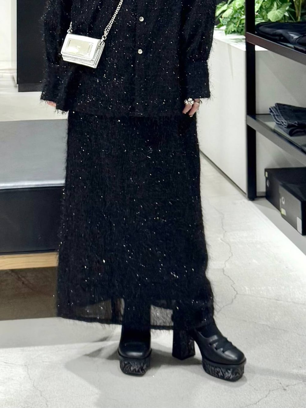 ブラック系のパンプス、ブラック系のシャツ/ブラウス、ブラック系のスカートを着用したレディースの冬コーディネートの3枚目の写真