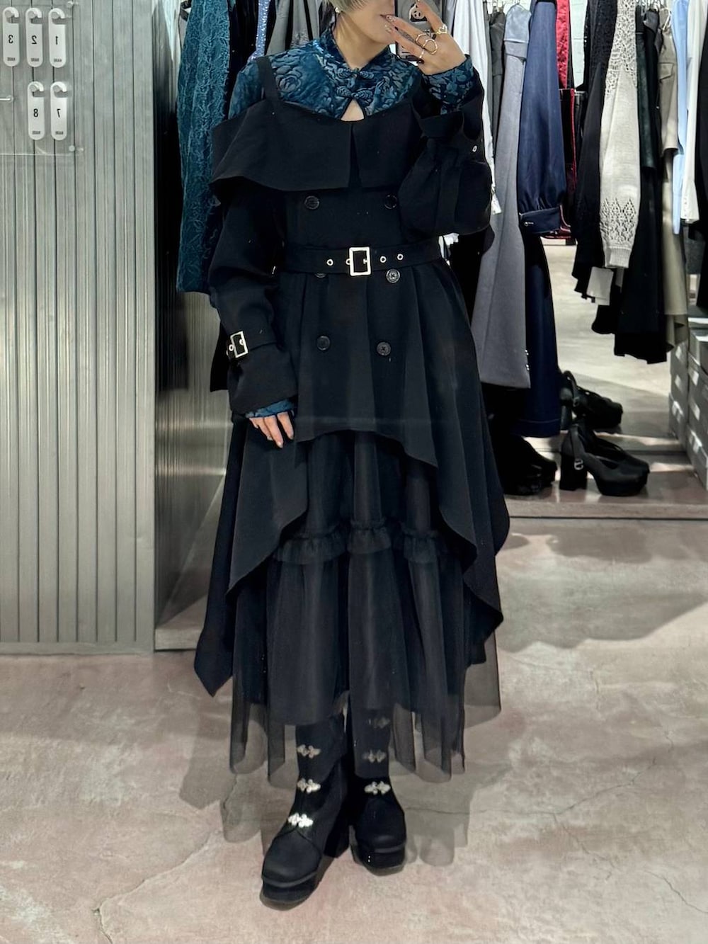 ブラック系のブーツ、ブルー系のTシャツ/カットソー、ブラック系のワンピースを着用したレディースの冬コーディネートの2枚目の写真