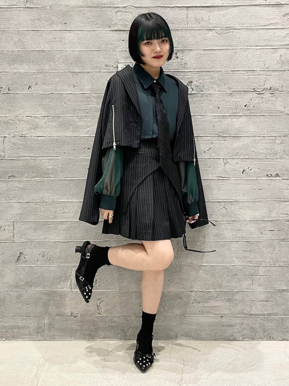 その他のテーラードジャケット、ブラック系のパンプス、グリーン系のシャツ/ブラウスを着用したレディースの夏コーディネートの2枚目の写真