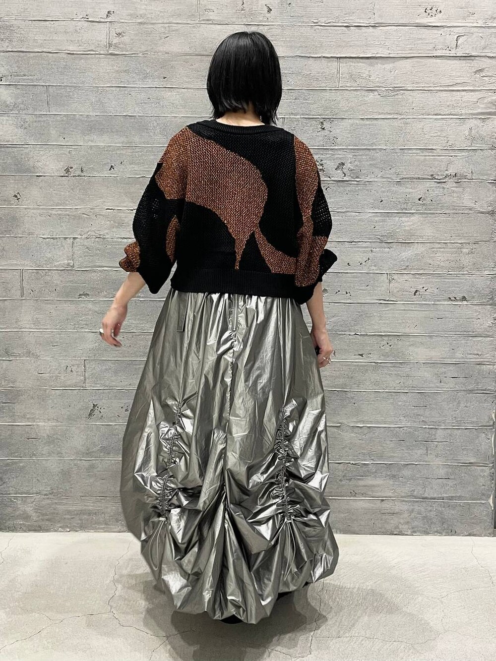 ブラック系のサンダル、オレンジ系のカーディガン/ボレロ、ブラック系のタンクトップを着用したレディースの夏コーディネートの5枚目の写真