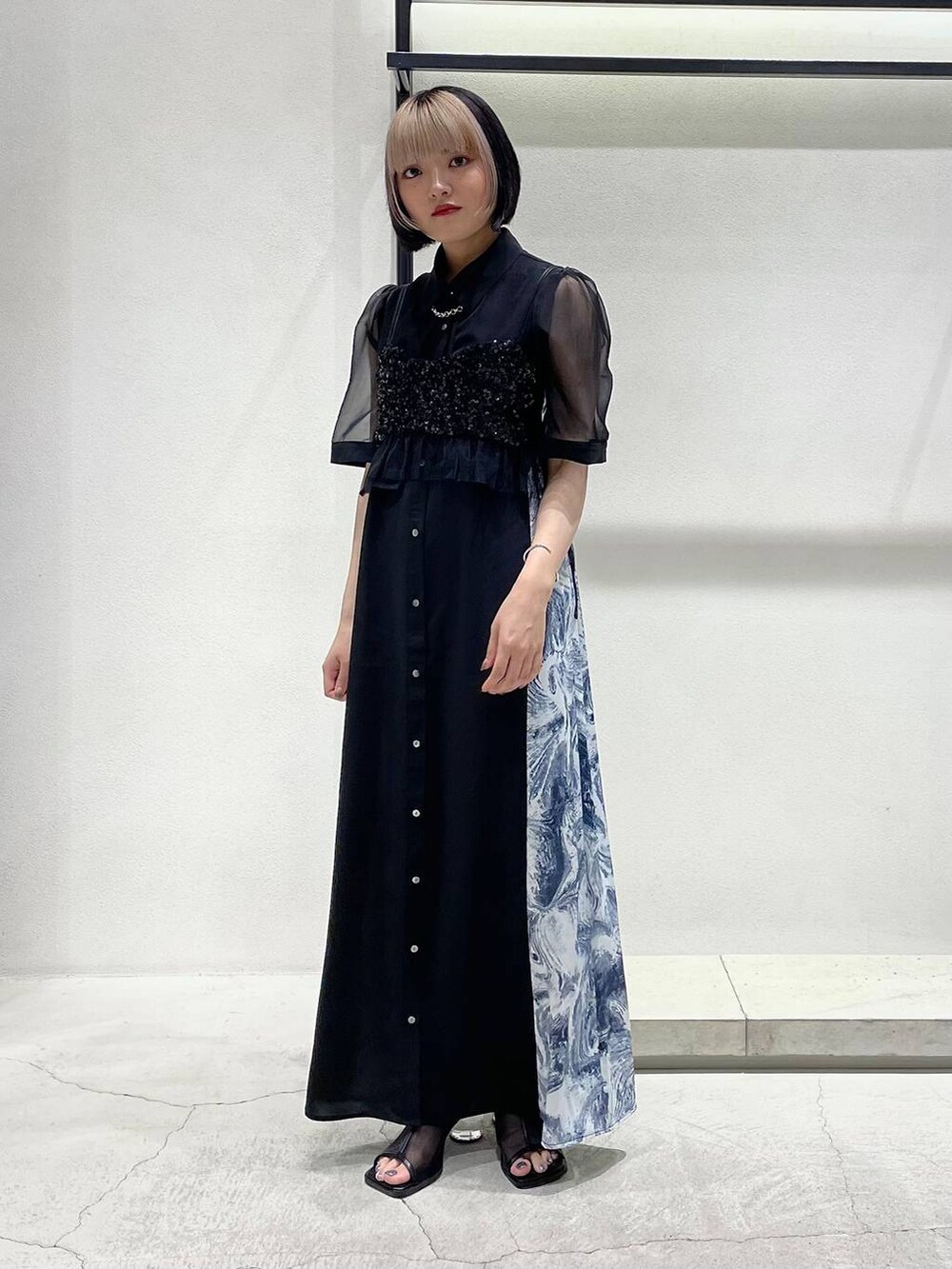 ブラック系のサンダル、ブラック系のチューブトップ、グレー系のワンピースを着用したレディースの春コーディネートの4枚目の写真