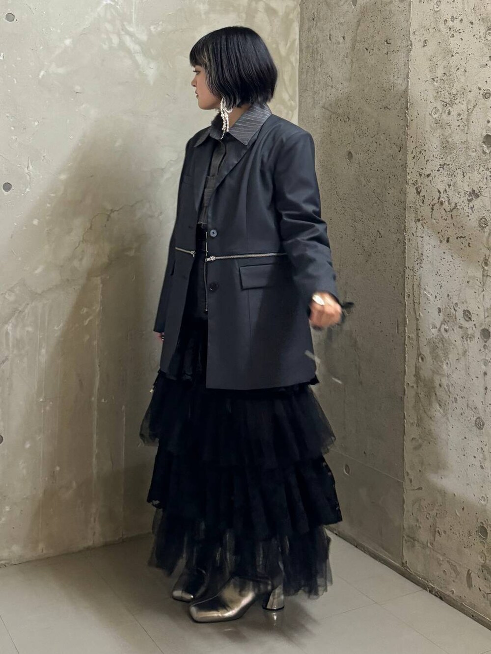 シルバー系のブーツ、ブラック系のデニムスカート、その他のシャツ/ブラウスを着用したレディースの秋コーディネートの3枚目の写真