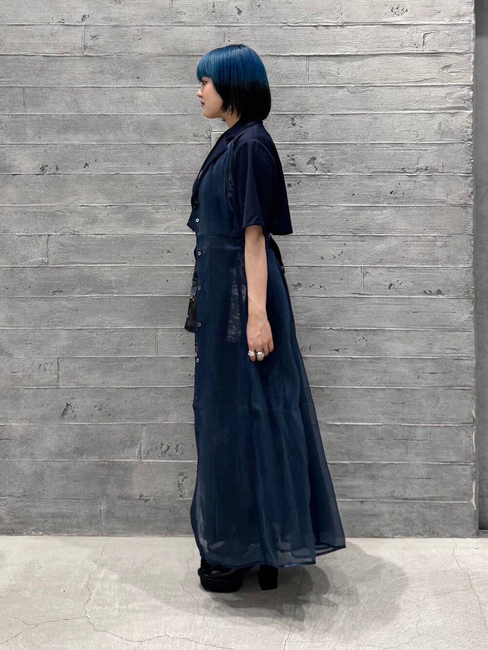 ブルー系のワンピース、グレー系のワンピース、ブラック系のサンダルを着用したレディースの夏コーディネートの3枚目の写真