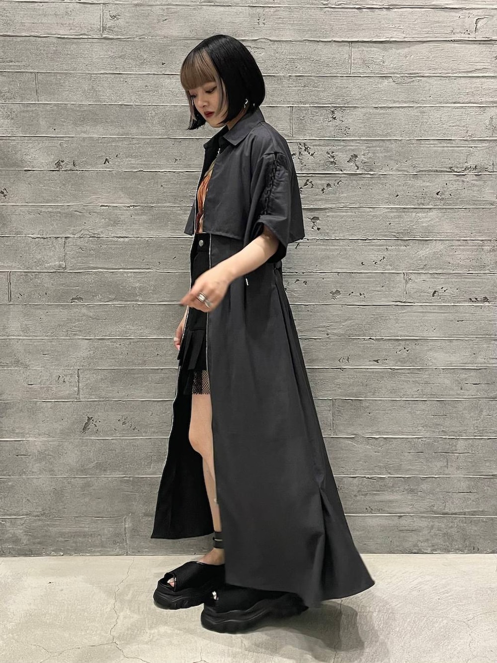 ブラウン系のTシャツ/カットソー、ブラック系のその他パンツ、グレー系のワンピースを着用したレディースの夏コーディネートの3枚目の写真