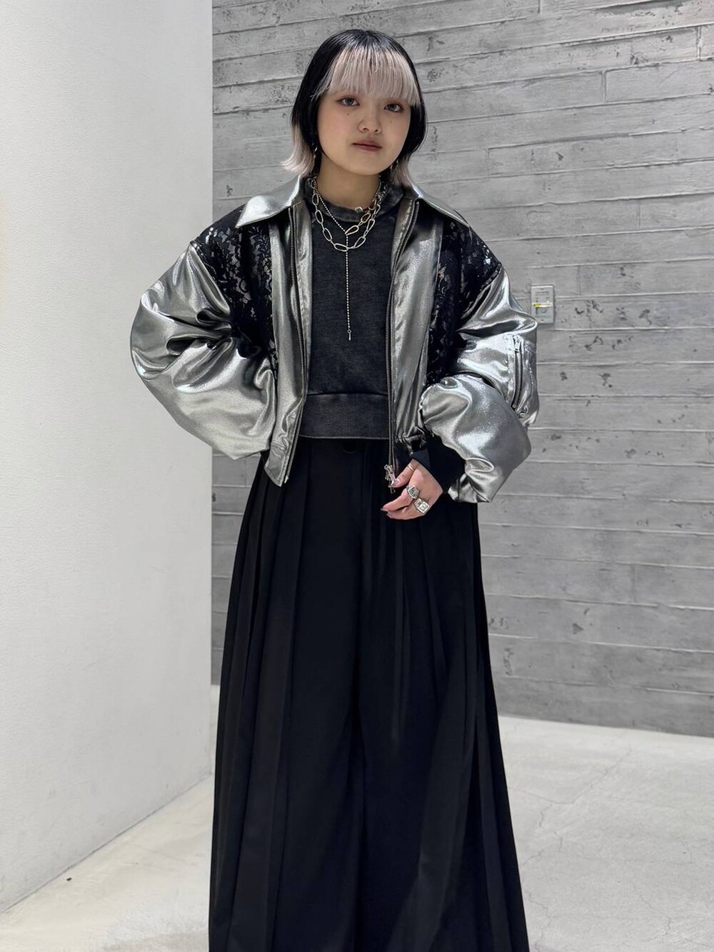 「低身長、モード、個性派、骨格ストレート、体型カバー、高見え、モテ、HARE、着痩せ・細見え、大人カジュアル、カジュアルコーデ、ブルゾン、ワイドパンツ、モノトーン」｜「HAREのバイカーデザインブーツ(HARE)（ブーツ、ブラック系）」を使った、かのんさん（レディース・149cm）の冬コーディネートの2枚目の写真
