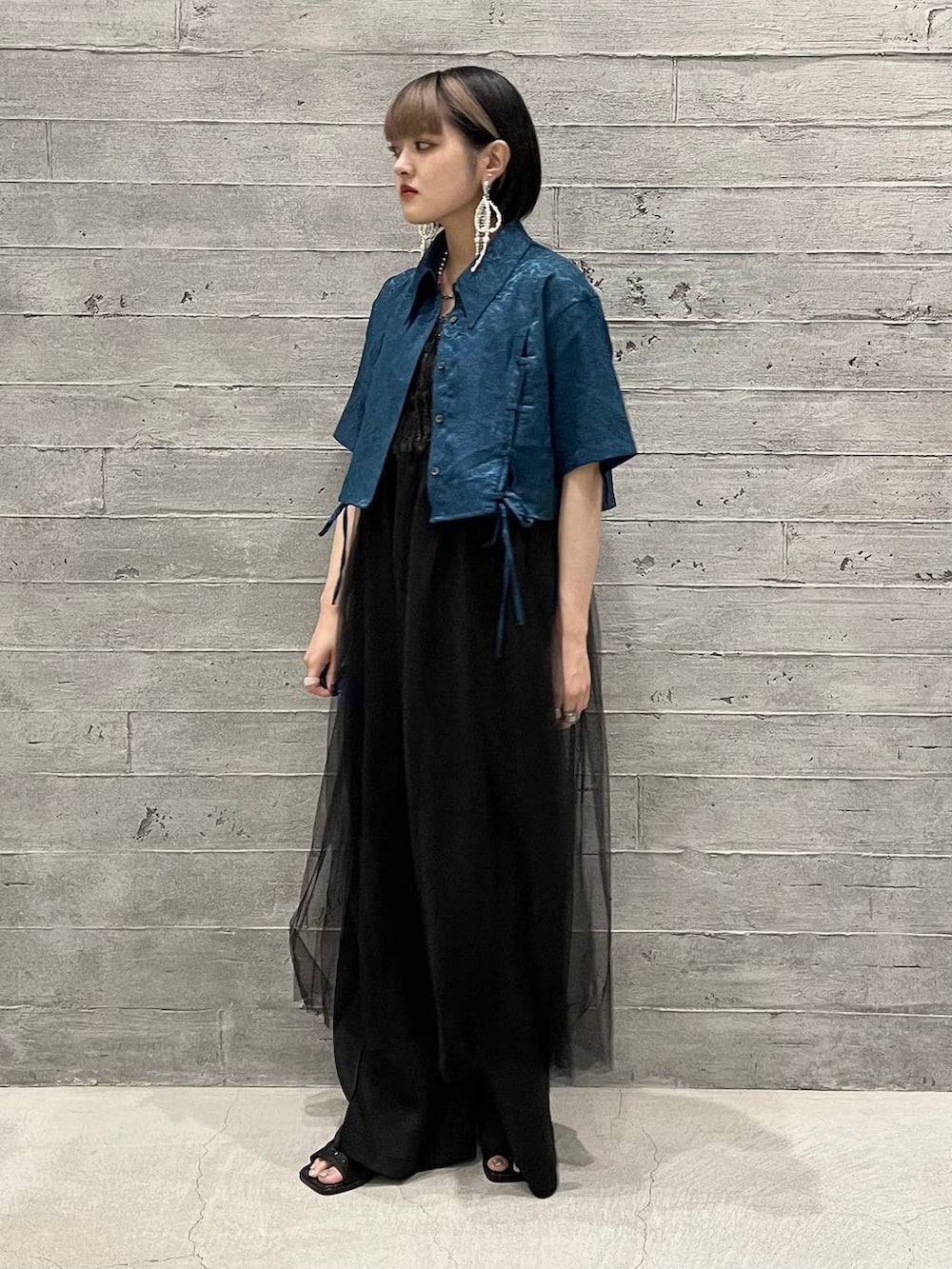 ブラック系のその他パンツ、ブラック系のタンクトップ、グリーン系のシャツ/ブラウスを着用したレディースの夏コーディネートの2枚目の写真