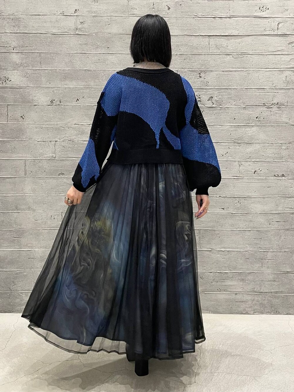 ブラック系のカーディガン/ボレロ、グレー系のTシャツ/カットソー、ブラック系のパンプスを着用したレディースの夏コーディネートの4枚目の写真