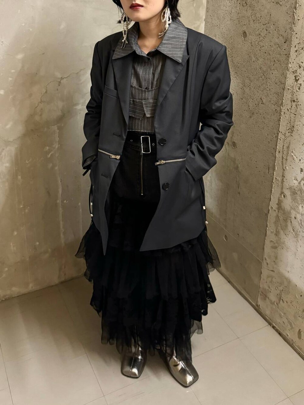 シルバー系のブーツ、ブラック系のデニムスカート、その他のシャツ/ブラウスを着用したレディースの秋コーディネートの2枚目の写真