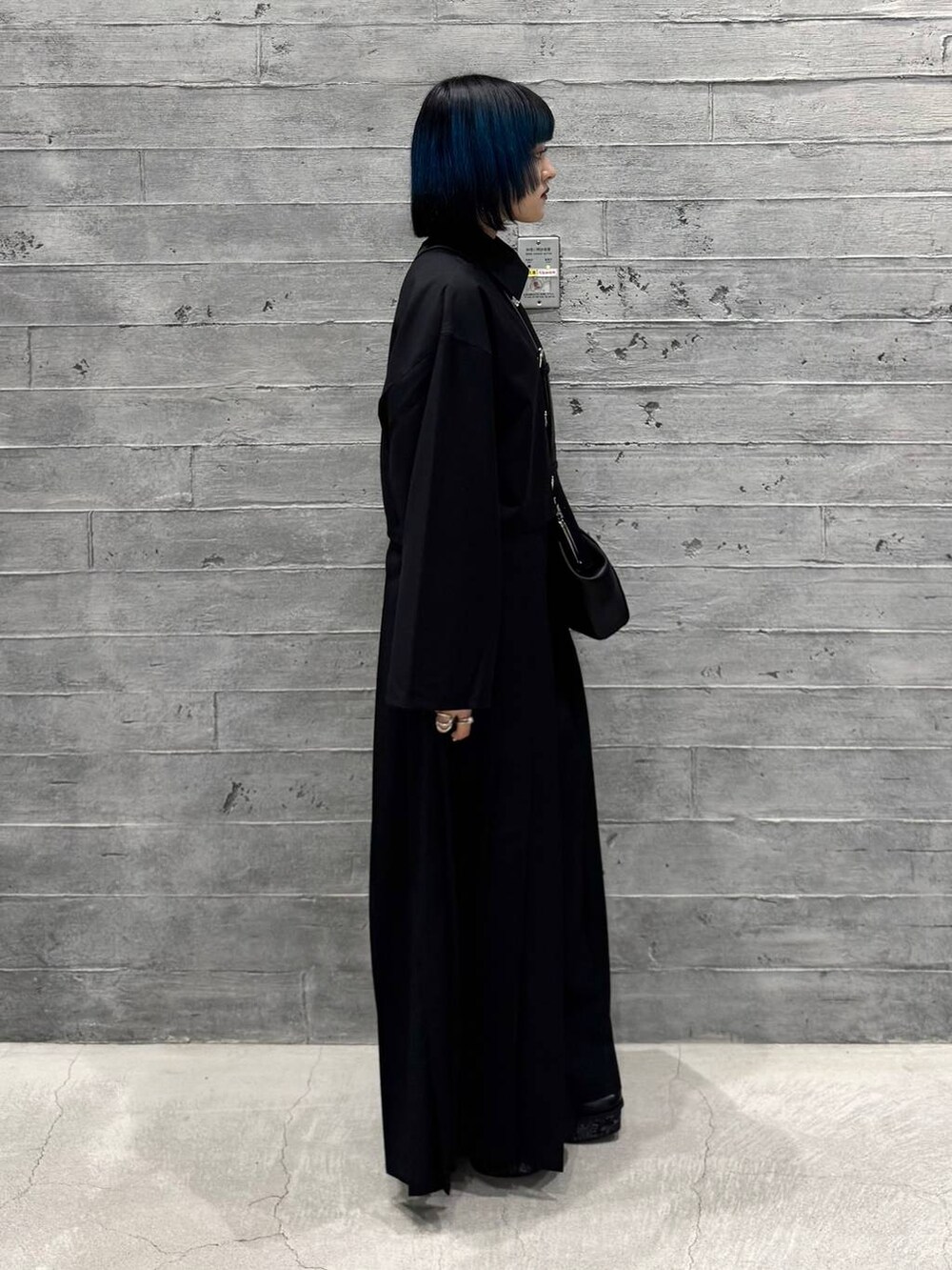 ブラック系のシャツ/ブラウス、グレー系のブーツ、ブラック系のショルダーバッグを着用したレディースの秋コーディネートの5枚目の写真