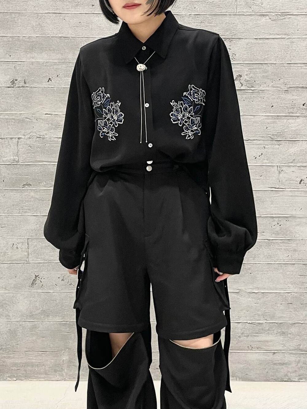 ブラック系のシャツ/ブラウス、ブラック系のカーゴパンツ、ブラック系のスニーカーを着用したレディースの秋コーディネートの2枚目の写真