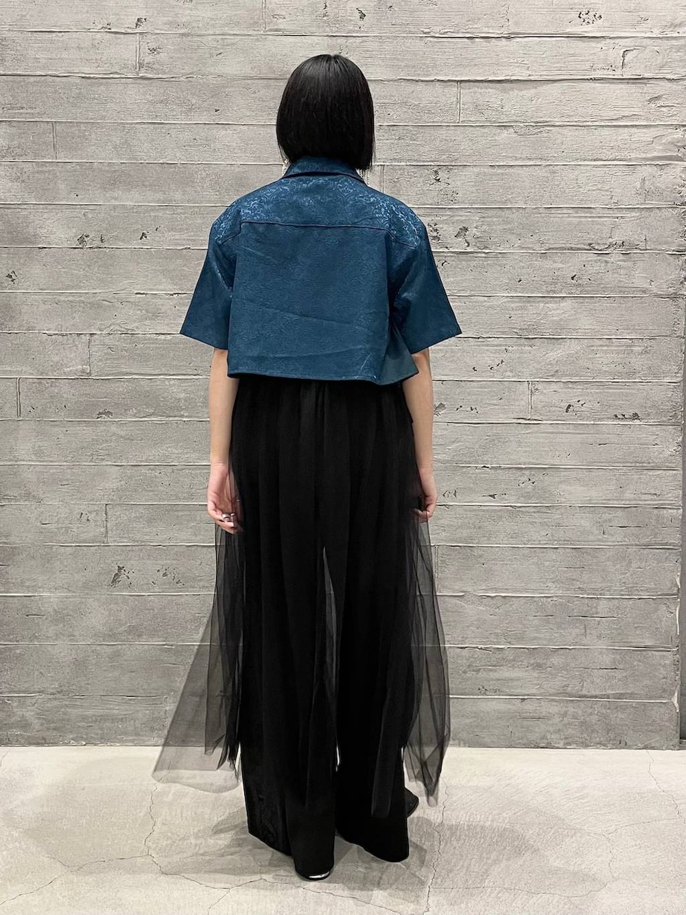 ブラック系のその他パンツ、ブラック系のタンクトップ、グリーン系のシャツ/ブラウスを着用したレディースの夏コーディネートの4枚目の写真