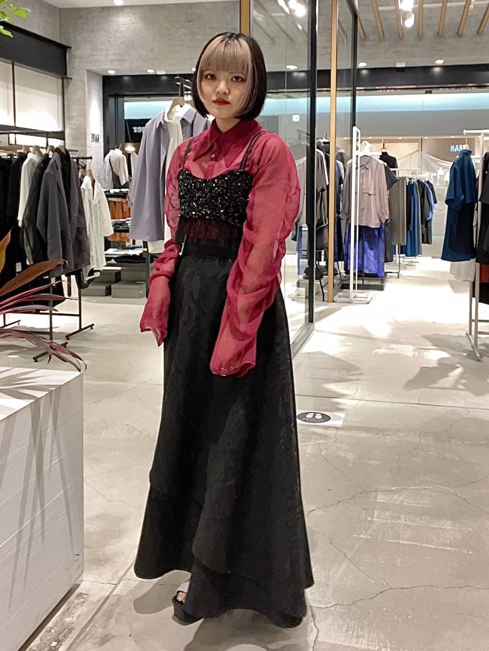 ホワイト系のサンダル、ブラック系のチューブトップ、ブラック系のスカートを着用したレディースの春コーディネートの4枚目の写真