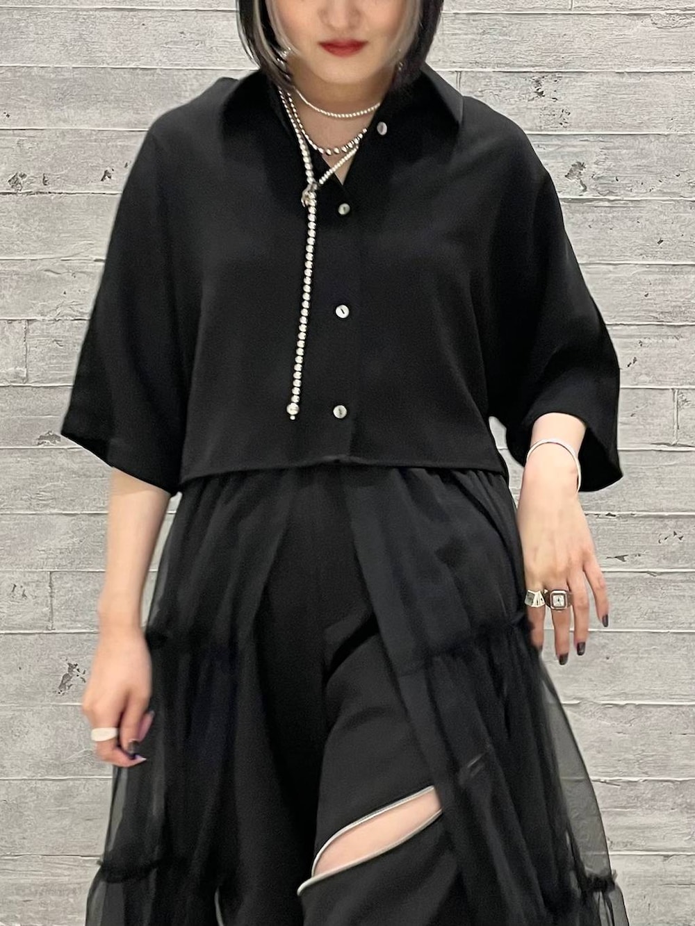 ブラック系のサンダル、ブラック系のシャツ/ブラウス、ブラック系のその他パンツを着用したレディースの夏コーディネートの6枚目の写真