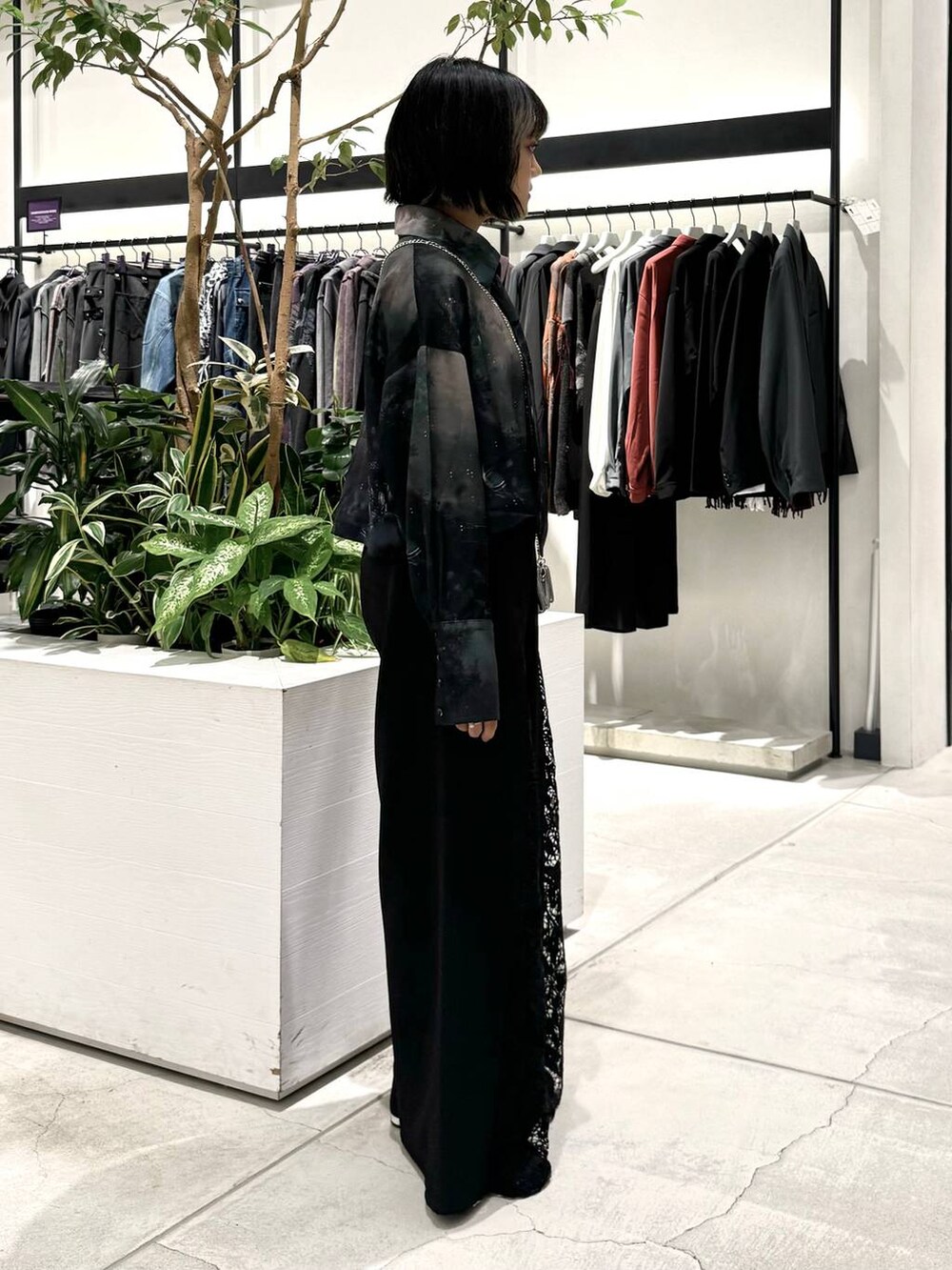 ブラック系のブーツ、グリーン系のシャツ/ブラウス、ブラック系のその他パンツを着用したレディースの秋コーディネートの3枚目の写真