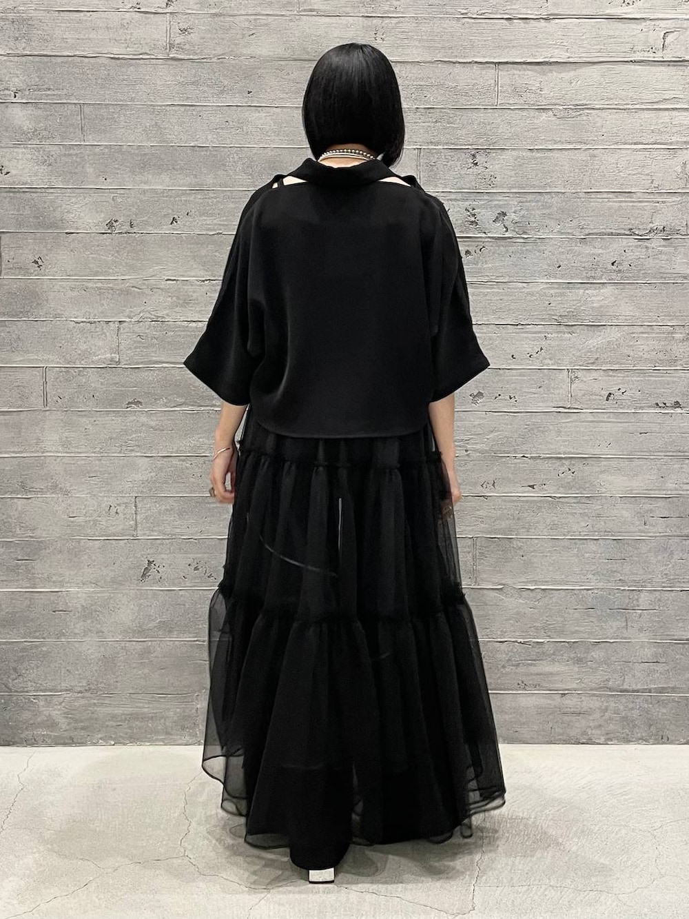 ブラック系のサンダル、ブラック系のシャツ/ブラウス、ブラック系のその他パンツを着用したレディースの夏コーディネートの5枚目の写真