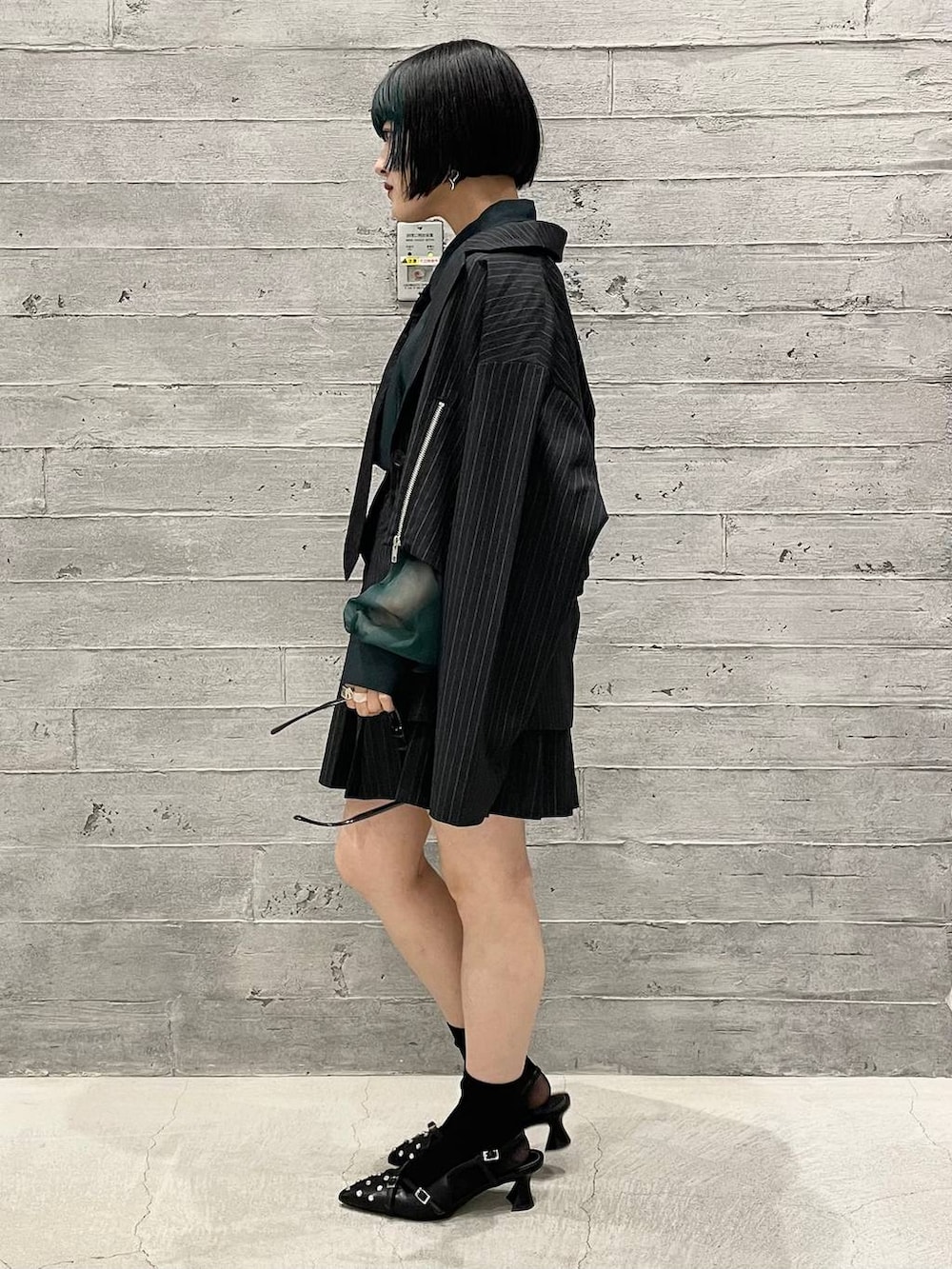 その他のテーラードジャケット、ブラック系のパンプス、グリーン系のシャツ/ブラウスを着用したレディースの夏コーディネートの3枚目の写真