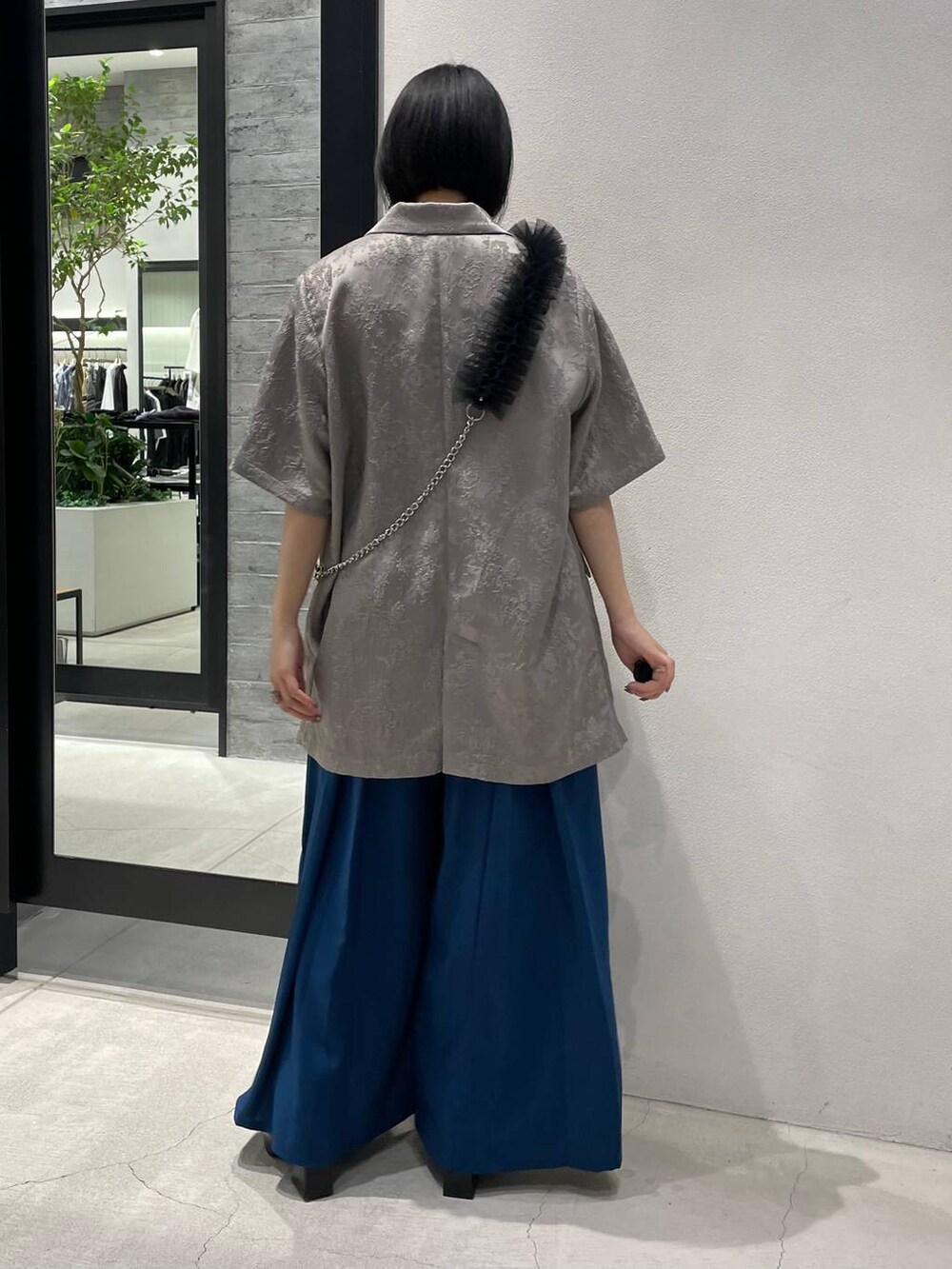 ブラック系のサンダル、ホワイト系のTシャツ/カットソー、ブルー系のその他パンツを着用したレディースの春コーディネートの5枚目の写真