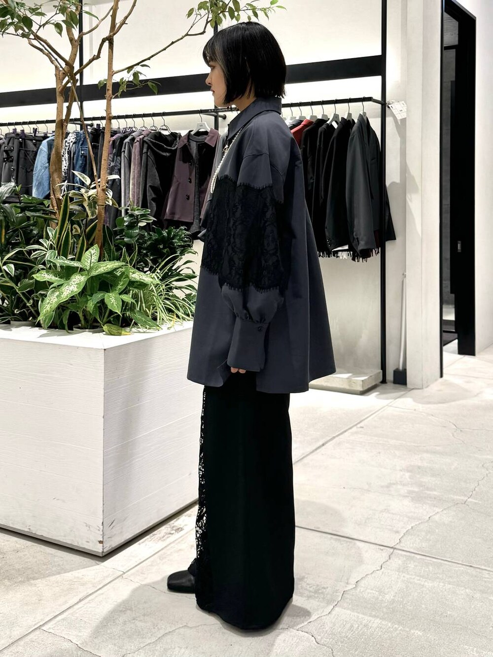 ブラック系のブーツ、グレー系のシャツ/ブラウス、ブラック系のその他パンツを着用したレディースの秋コーディネートの4枚目の写真