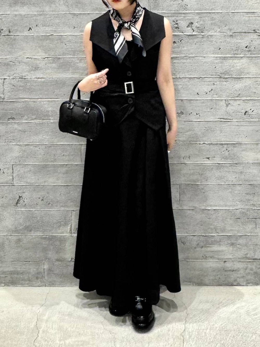 ブラック系のワンピース、ブラック系のローファー、ブラック系のボストンバッグを着用したレディースの夏コーディネートの3枚目の写真