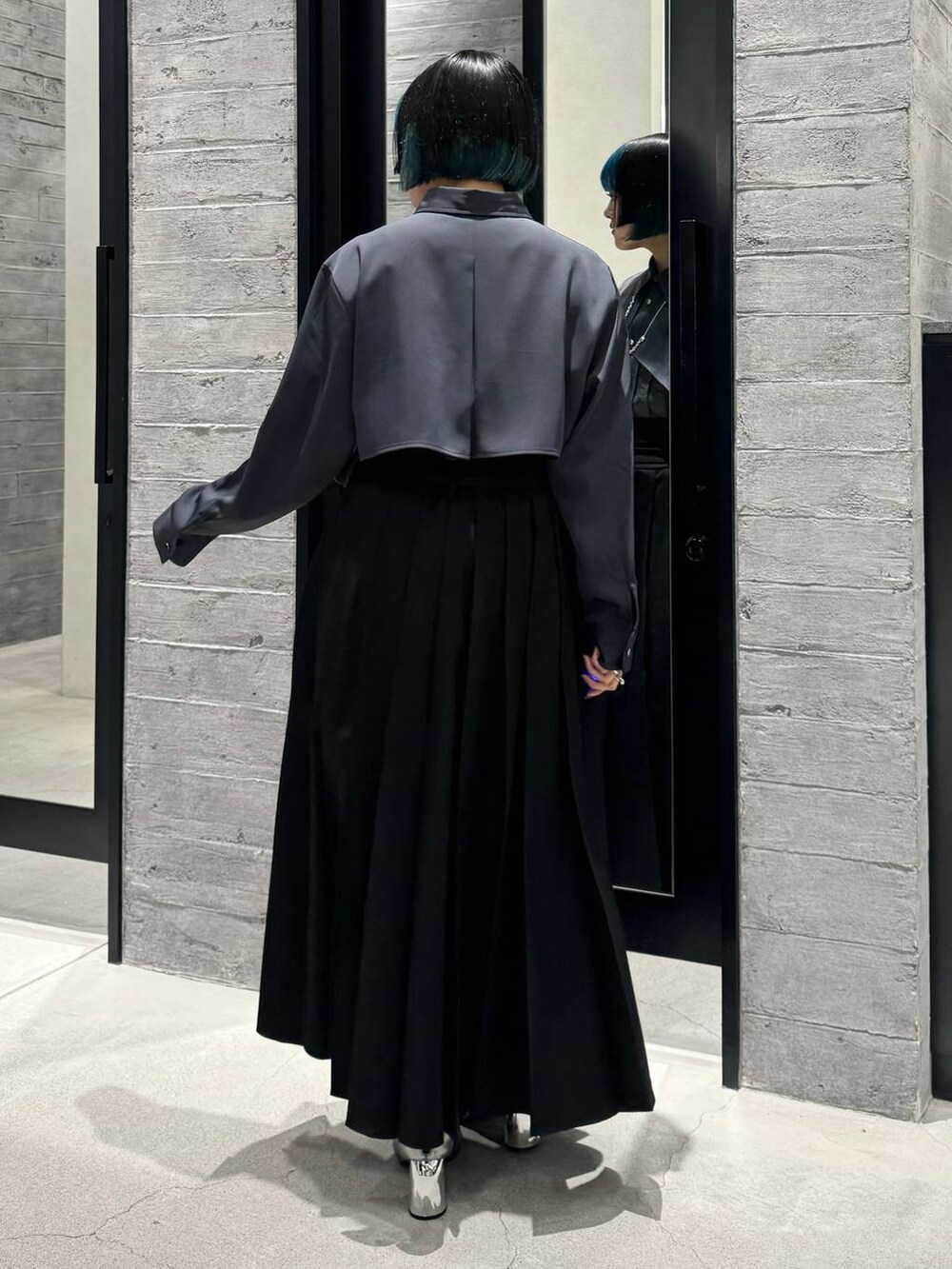 シルバー系のブーツ、グレー系のシャツ/ブラウス、ブラック系のスカートを着用したレディースの秋コーディネートの4枚目の写真