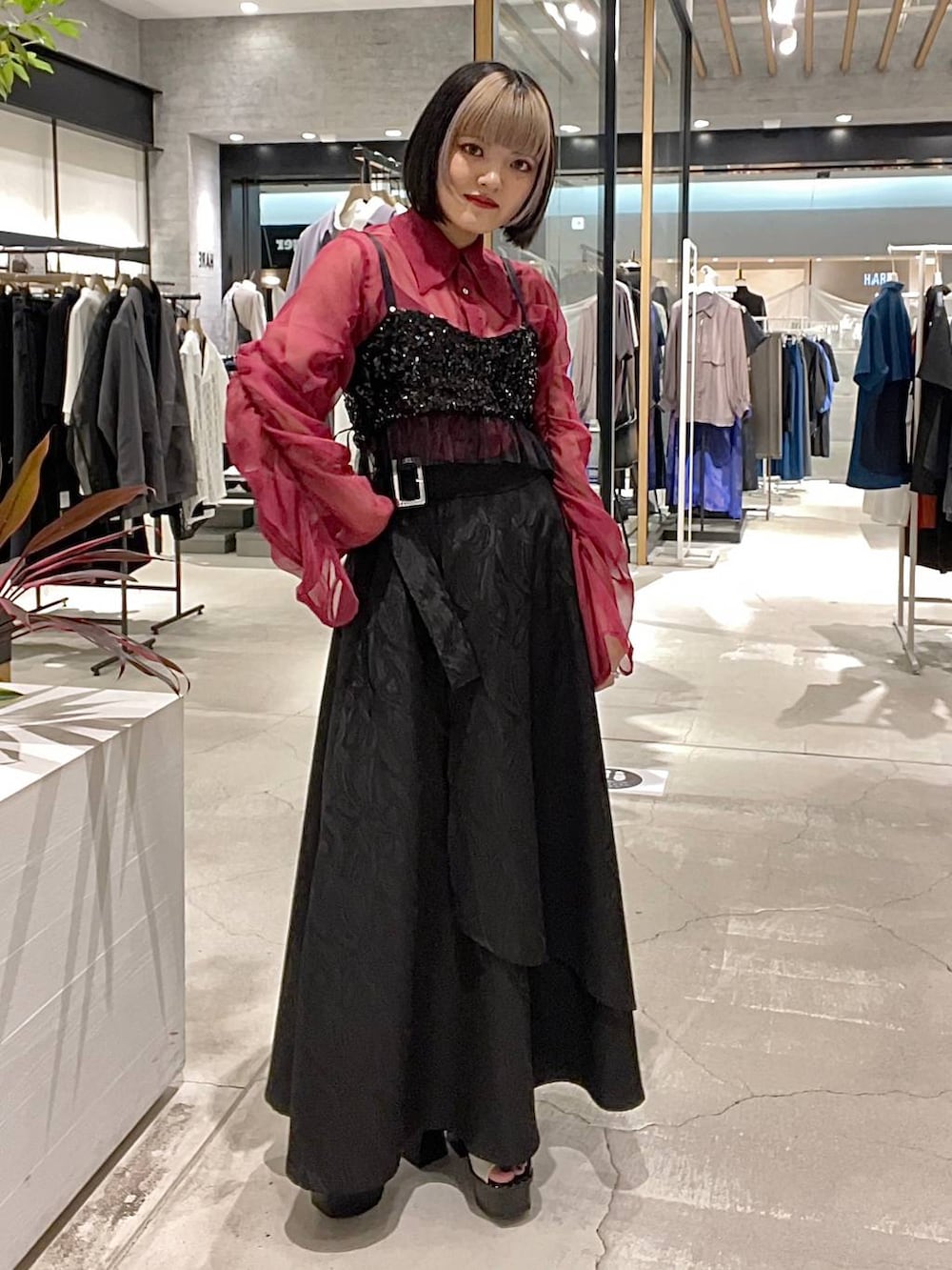 ホワイト系のサンダル、ブラック系のチューブトップ、ブラック系のスカートを着用したレディースの春コーディネートの7枚目の写真