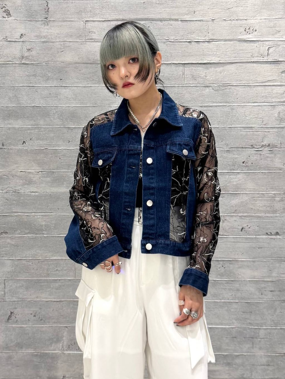 ホワイト系のカーゴパンツ、ブラック系のサンダル、ブルー系のデニムジャケットを着用したレディースの夏コーディネートの2枚目の写真