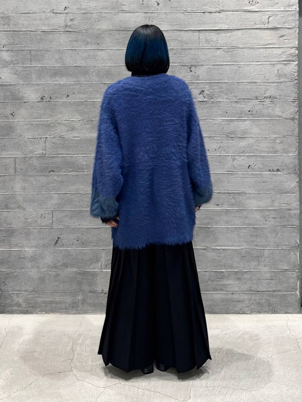 ブルー系のカーディガン/ボレロ、ブラック系のシャツ/ブラウス、グレー系のブーツを着用したレディースの秋コーディネートの4枚目の写真