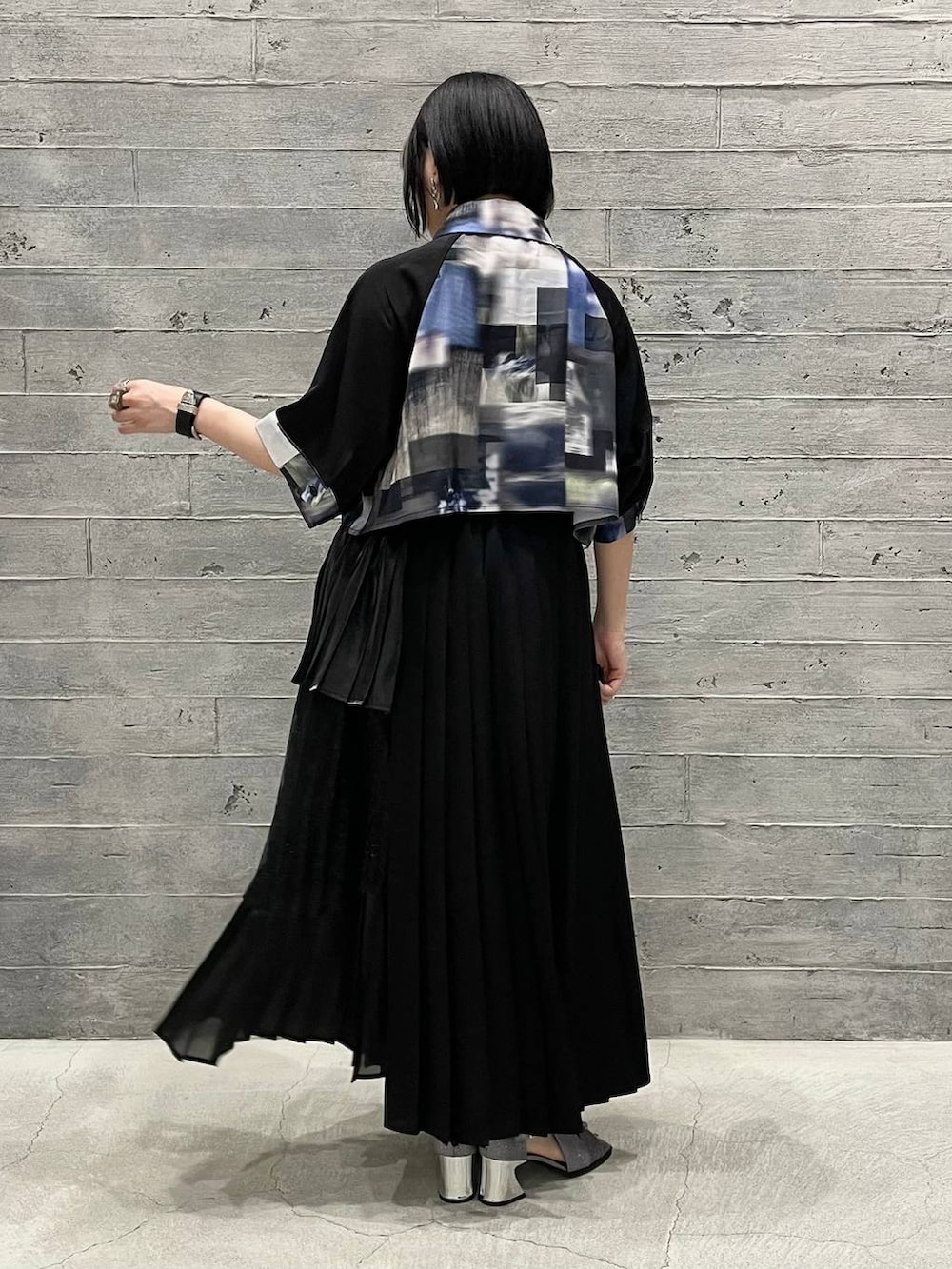シルバー系のサンダル、ブラック系のスカート、パープル系のシャツ/ブラウスを着用したレディースの春コーディネートの4枚目の写真