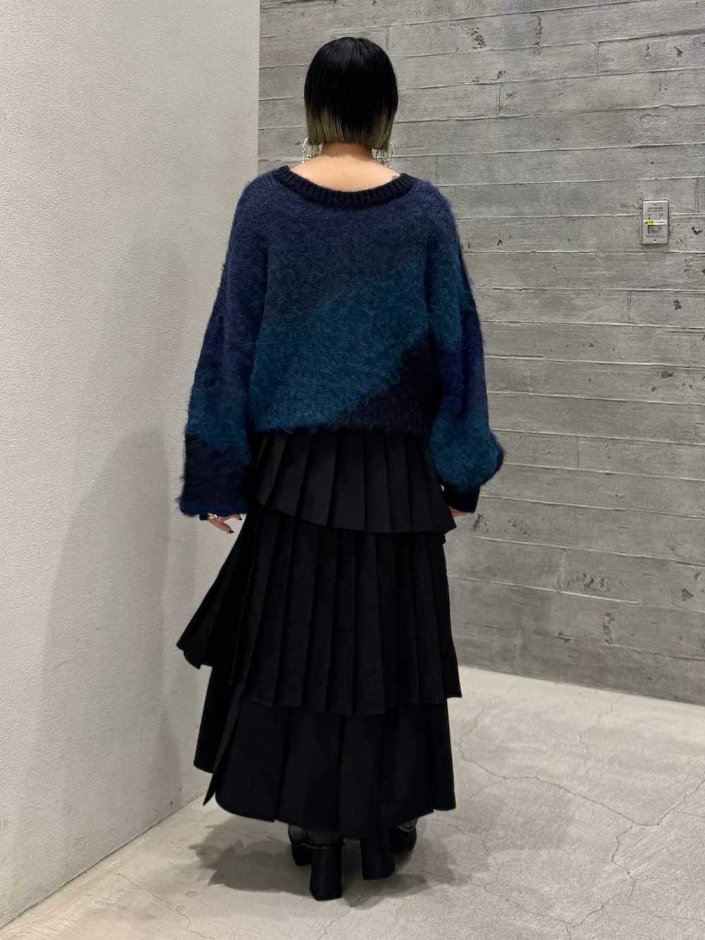 「低身長、モード、個性派、骨格ストレート、体型カバー、高見え、モテ、HARE、着痩せ・細見え、大人カジュアル、ニット、スカート」｜「HAREのパールリボンピアス(HAERE)（ピアス（両耳用）、シルバー系）」を使った、かのんさん（レディース・149cm）の冬コーディネートの5枚目の写真