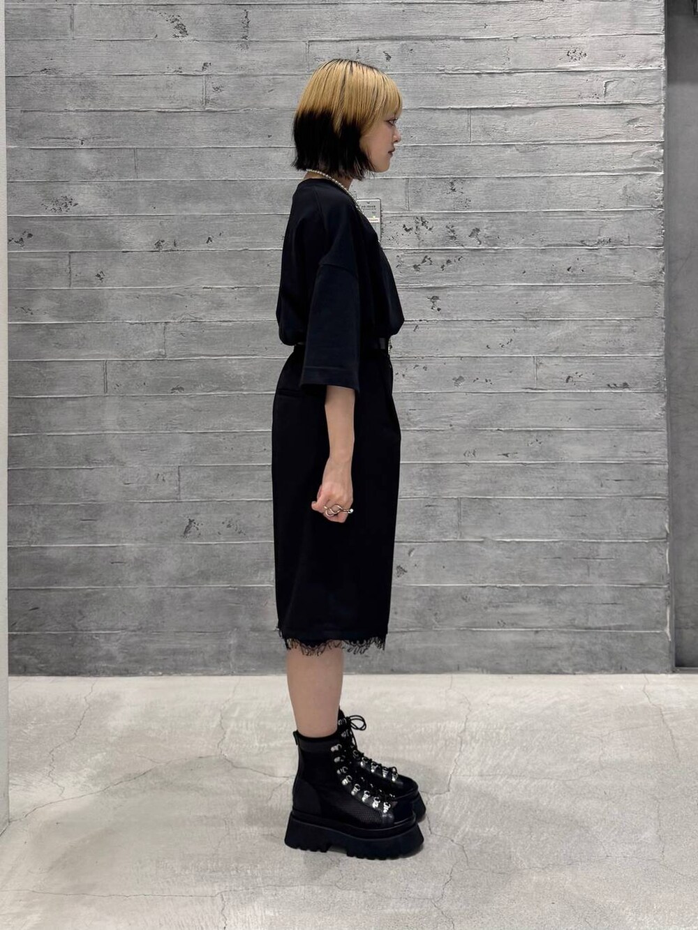 ブラック系のサンダル、ブラック系のTシャツ/カットソー、ブラック系のその他パンツを着用したレディースの夏コーディネートの4枚目の写真