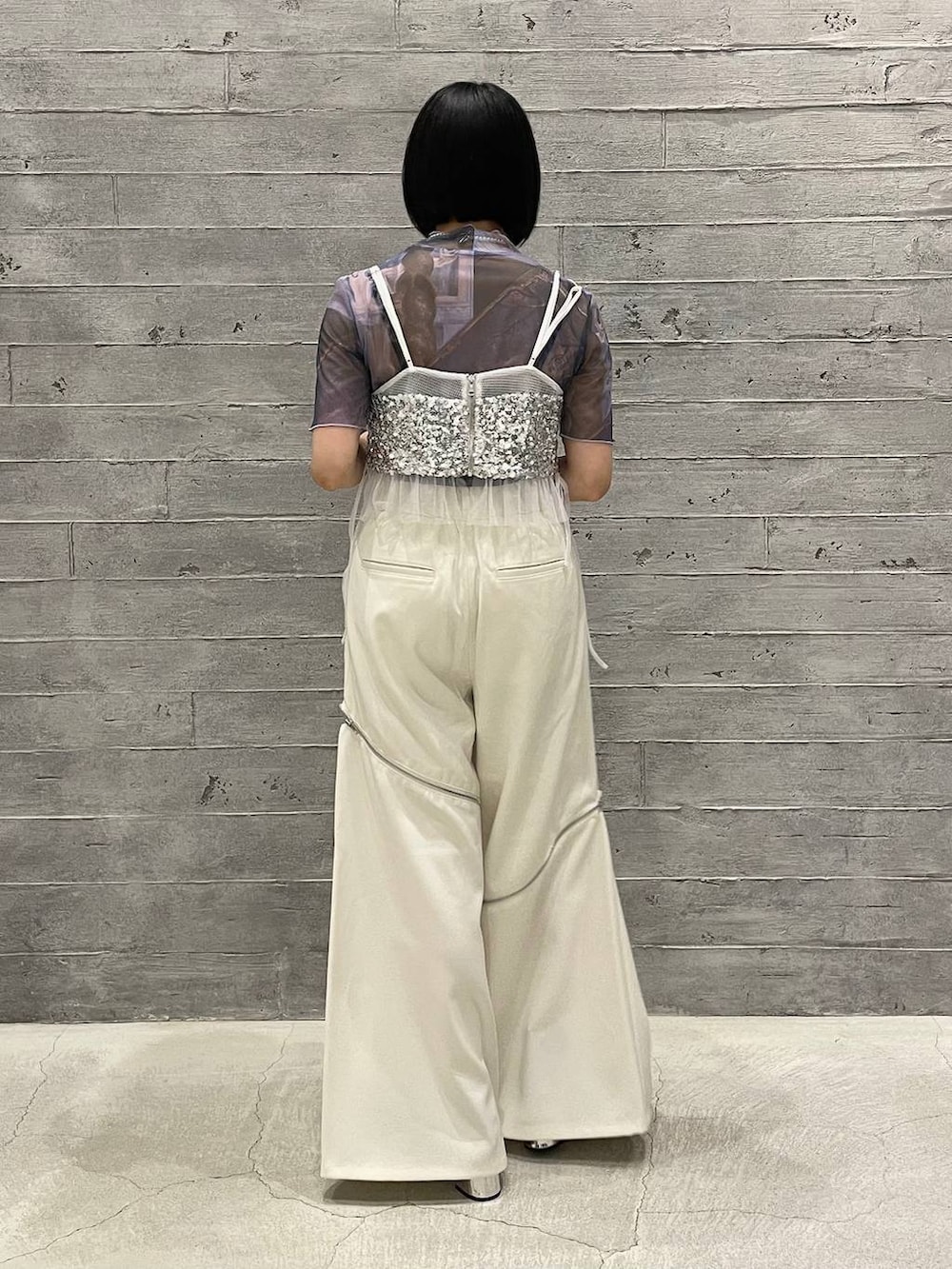 シルバー系のチューブトップ、シルバー系のサンダル、ブルー系のTシャツ/カットソーを着用したレディースの夏コーディネートの4枚目の写真