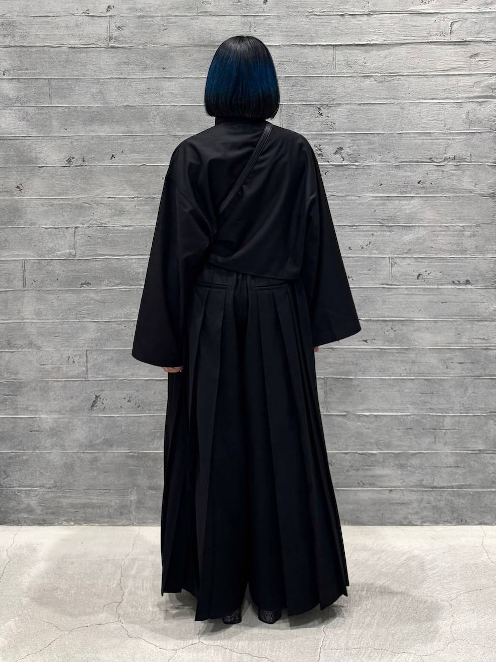 ブラック系のシャツ/ブラウス、グレー系のブーツ、ブラック系のショルダーバッグを着用したレディースの秋コーディネートの4枚目の写真