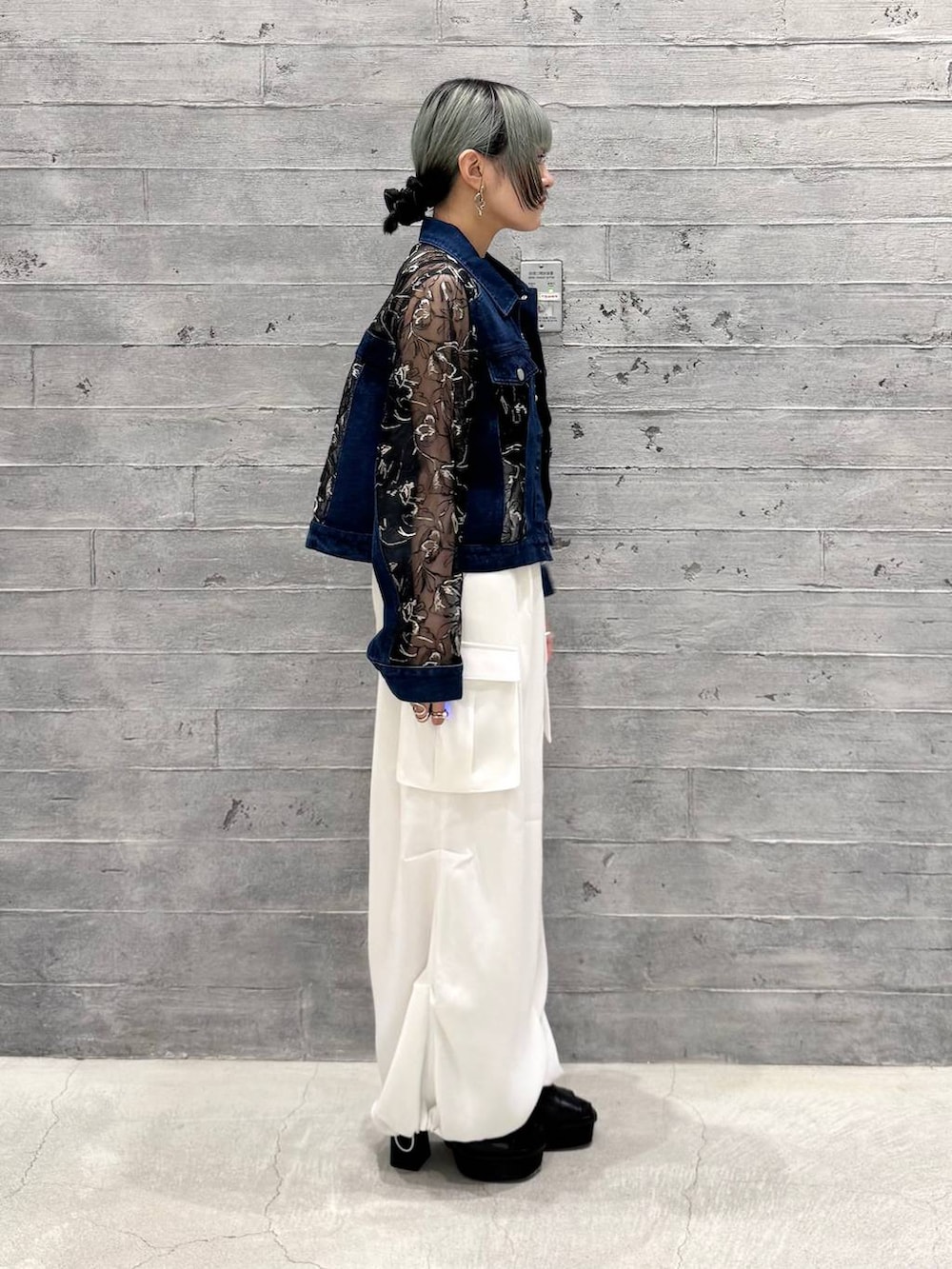 ホワイト系のカーゴパンツ、ブラック系のサンダル、ブルー系のデニムジャケットを着用したレディースの夏コーディネートの6枚目の写真