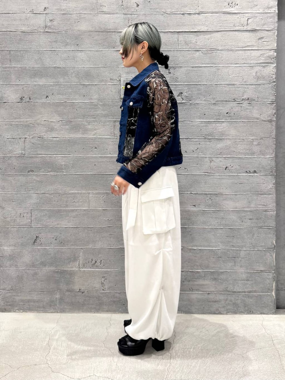 ホワイト系のカーゴパンツ、ブラック系のサンダル、ブルー系のデニムジャケットを着用したレディースの夏コーディネートの4枚目の写真