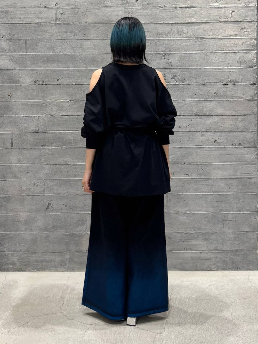 ブラック系のTシャツ/カットソー、シルバー系のブーツ、ブラック系のデニムパンツを着用したレディースの夏コーディネートの5枚目の写真