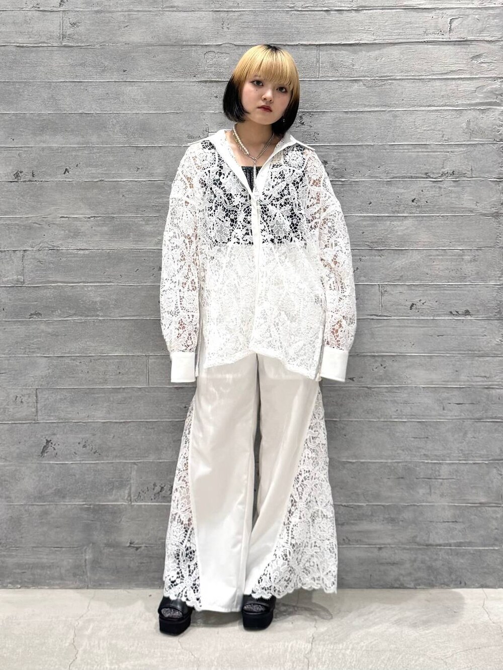 「低身長、モード、着痩せ・細見え、骨格ストレート、モテ、体型カバー、個性派、HARE、セットアップ、モノトーン、ホワイトコーデ、白パンツ、きれいめ、春夏コーデ」｜「HAREの2WAYスクエアラメニットタンクトップ(HARE)（タンクトップ、ブラック系）」を使った、かのんさん（レディース・149cm）の夏コーディネートの7枚目の写真