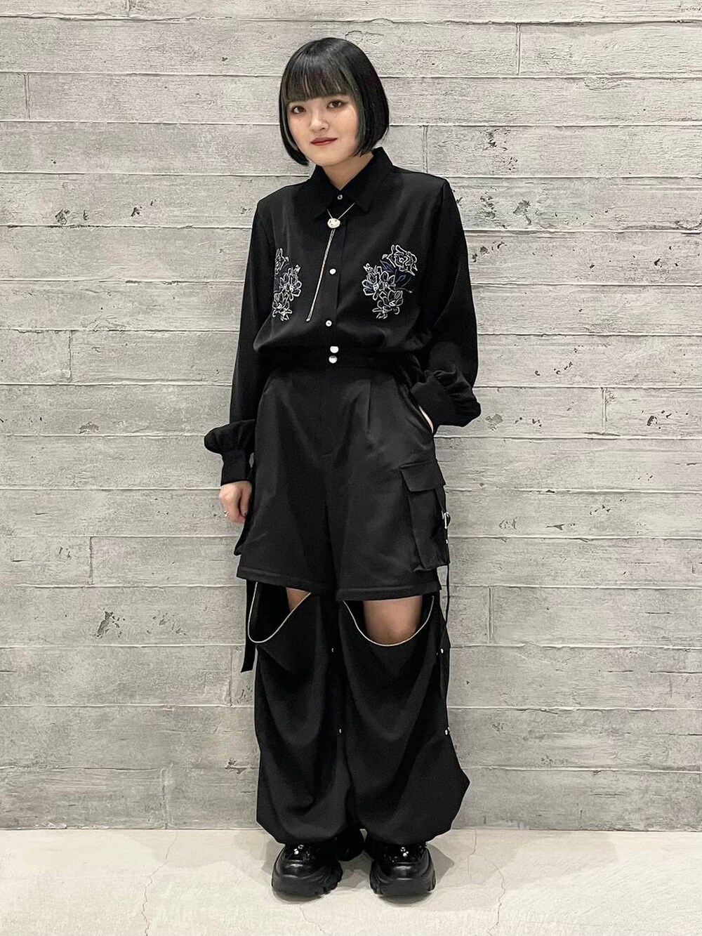 ブラック系のシャツ/ブラウス、ブラック系のカーゴパンツ、ブラック系のスニーカーを着用したレディースの秋コーディネートの3枚目の写真