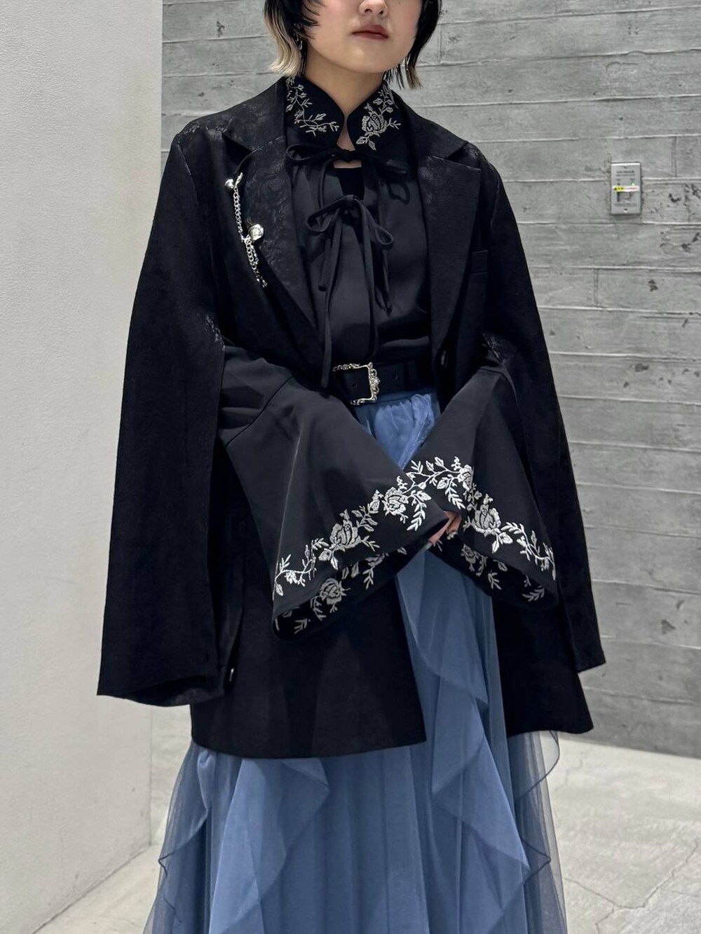 ブラック系のシャツ/ブラウス、ブラック系のパンプス、ブラック系のテーラードジャケットを着用したレディースの冬コーディネートの2枚目の写真