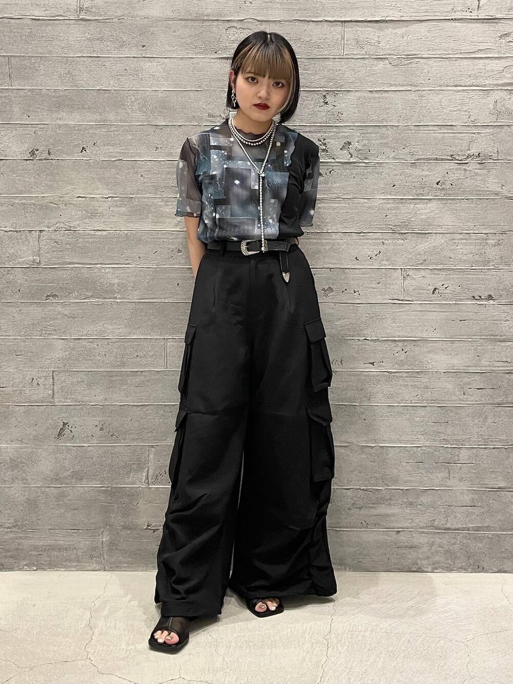 ブラック系のサンダル、グレー系のタンクトップ、ブラック系のカーゴパンツを着用したレディースの夏コーディネートの2枚目の写真