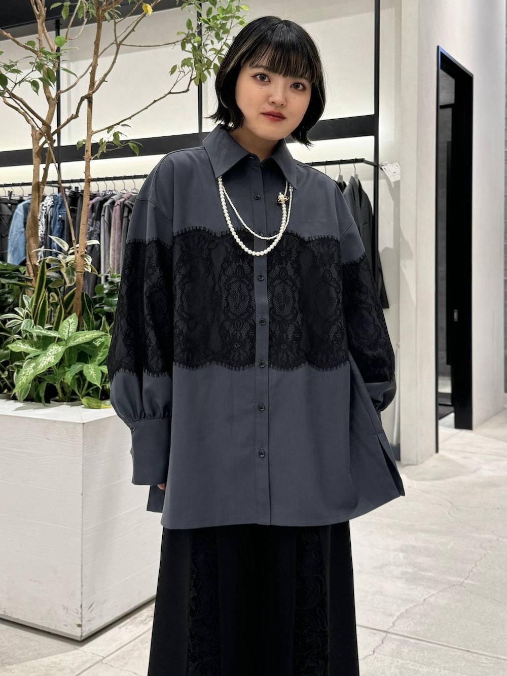 ブラック系のブーツ、グレー系のシャツ/ブラウス、ブラック系のその他パンツを着用したレディースの秋コーディネートの2枚目の写真