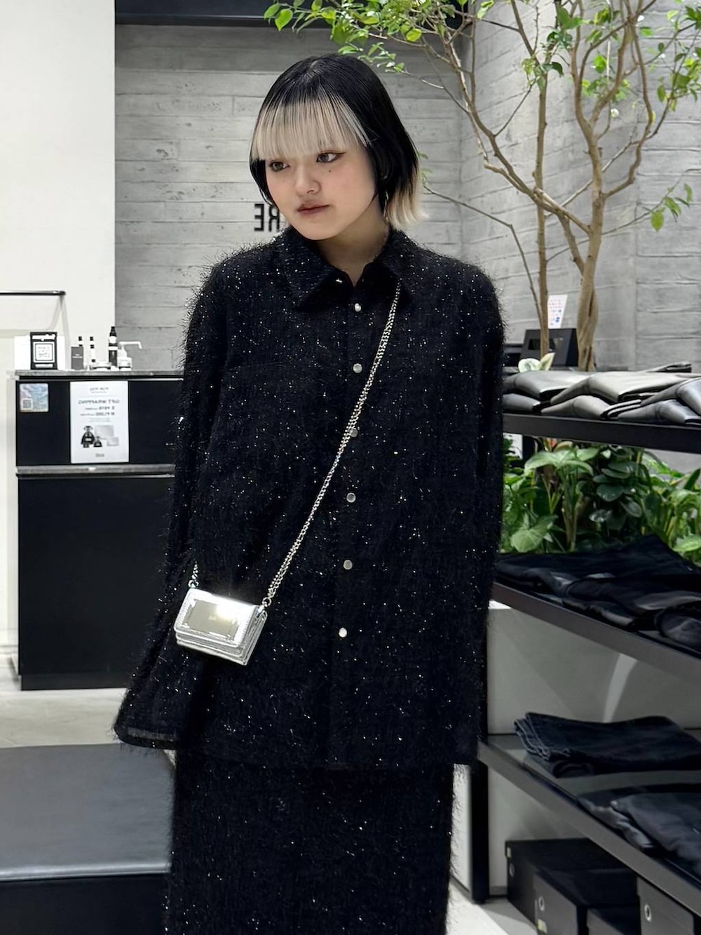 ブラック系のパンプス、ブラック系のシャツ/ブラウス、ブラック系のスカートを着用したレディースの冬コーディネートの2枚目の写真