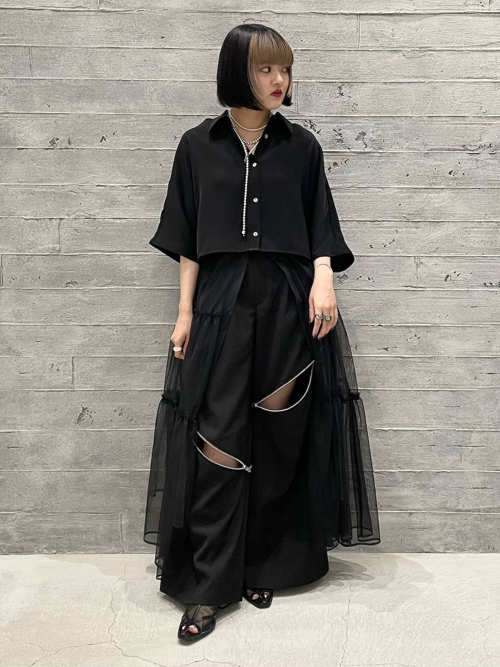 ブラック系のサンダル、ブラック系のシャツ/ブラウス、ブラック系のその他パンツを着用したレディースの夏コーディネートの2枚目の写真