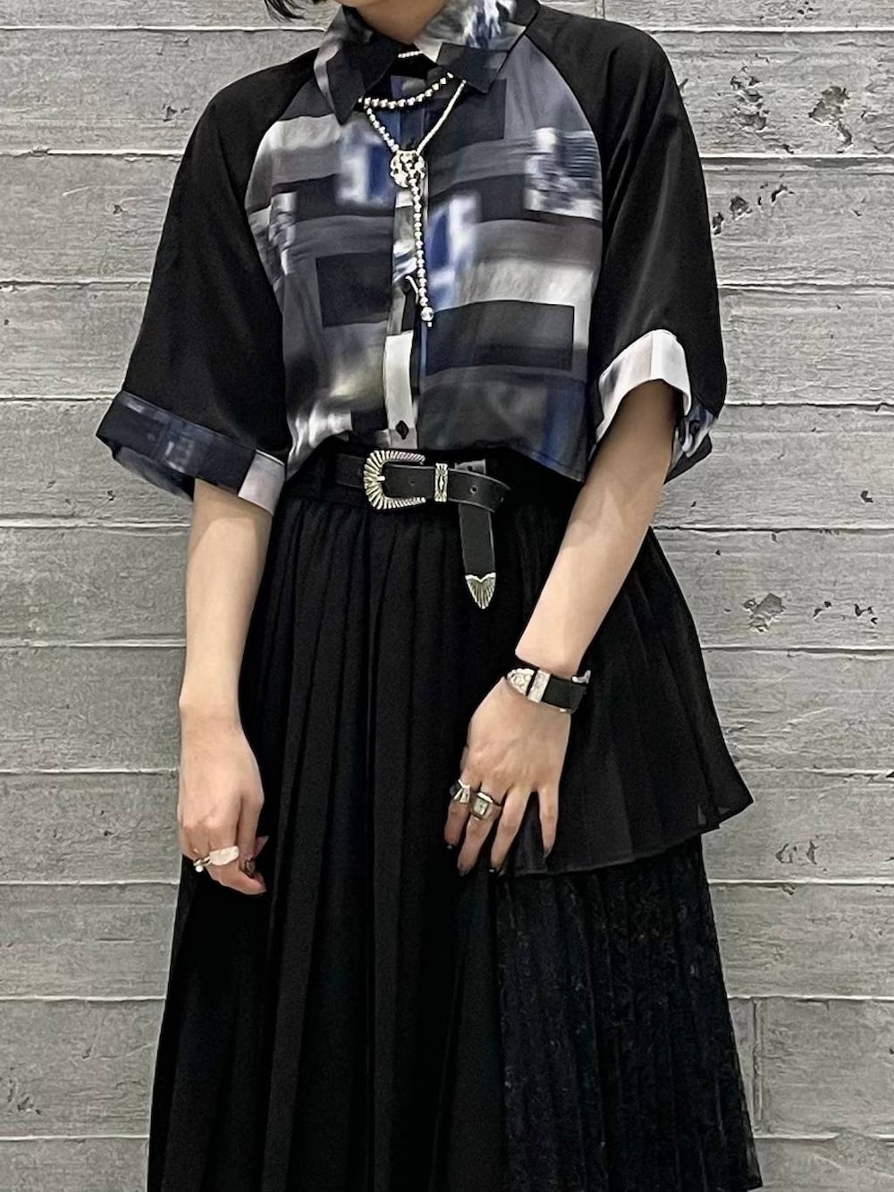 シルバー系のサンダル、ブラック系のスカート、パープル系のシャツ/ブラウスを着用したレディースの春コーディネートの5枚目の写真