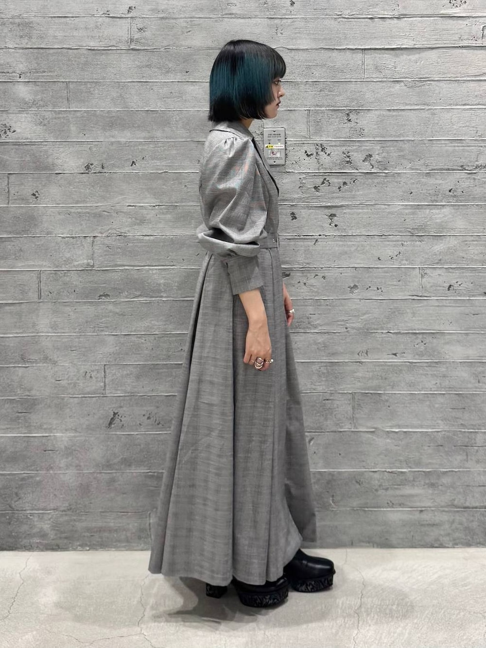 グレー系のブーツ、グレー系のワンピースを着用したレディースの秋コーディネートの5枚目の写真