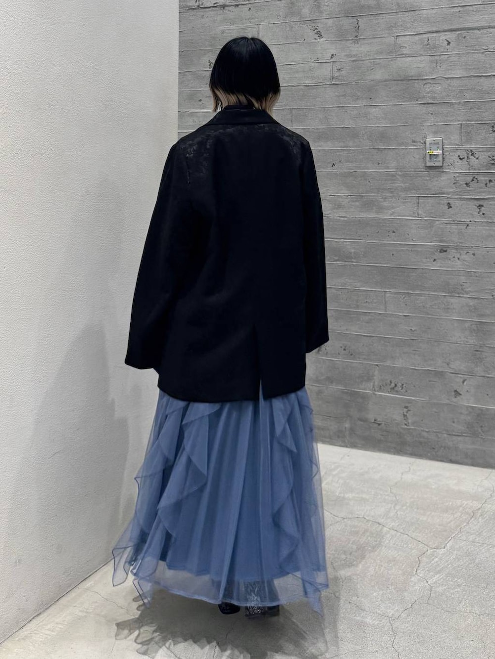 ブラック系のシャツ/ブラウス、ブラック系のパンプス、ブラック系のテーラードジャケットを着用したレディースの冬コーディネートの5枚目の写真