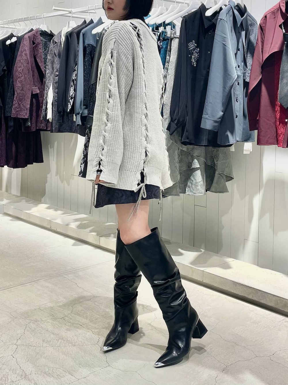 ブラック系のブーツ、グレー系のその他パンツ、ブラック系のシャツ/ブラウスを着用したレディースの秋コーディネートの3枚目の写真