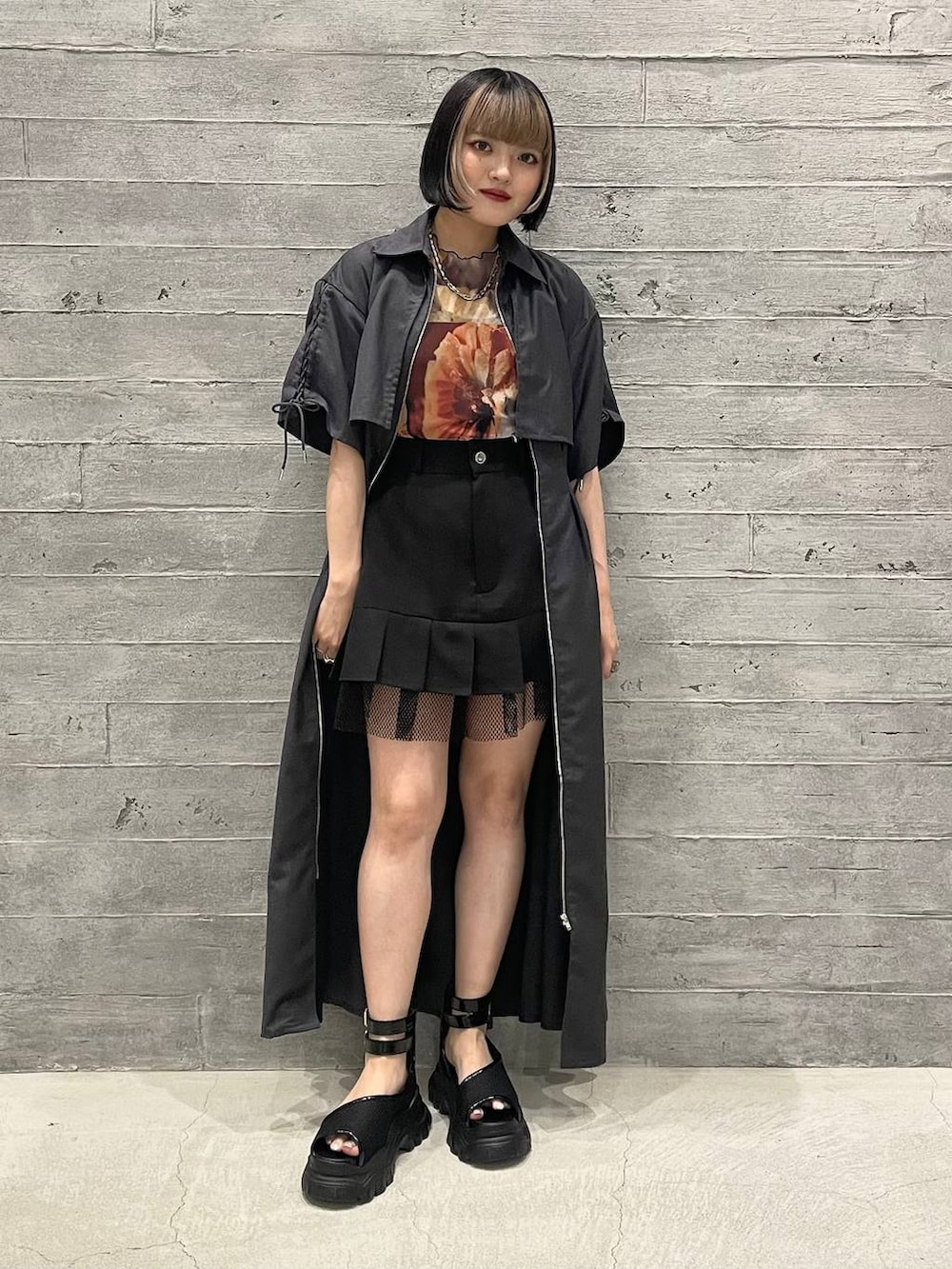 ブラウン系のTシャツ/カットソー、ブラック系のその他パンツ、グレー系のワンピースを着用したレディースの夏コーディネートの2枚目の写真